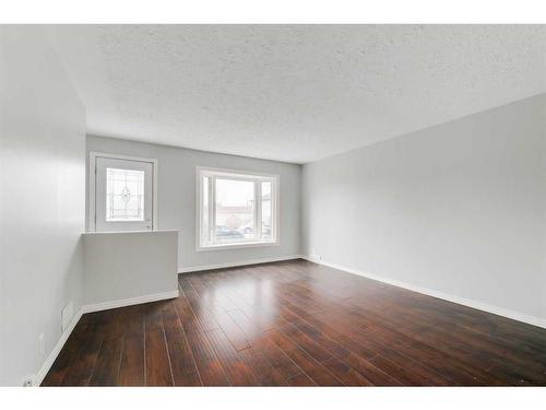 7428 26A Street Se, Calgary, AB - Indoor Photo Showing Other Room