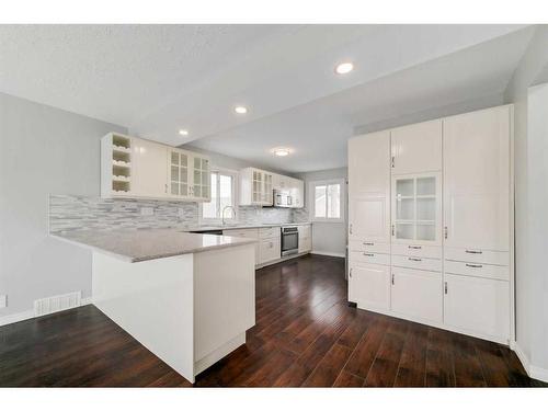 7428 26A Street Se, Calgary, AB - Indoor Photo Showing Kitchen