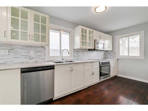 7428 26A Street Se, Calgary, AB - Indoor Photo Showing Kitchen With Upgraded Kitchen