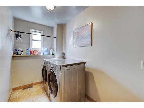 147 Strathcona Close Sw, Calgary, AB - Indoor Photo Showing Laundry Room
