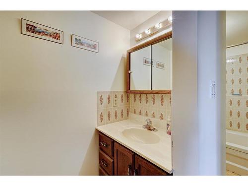 147 Strathcona Close Sw, Calgary, AB - Indoor Photo Showing Bathroom