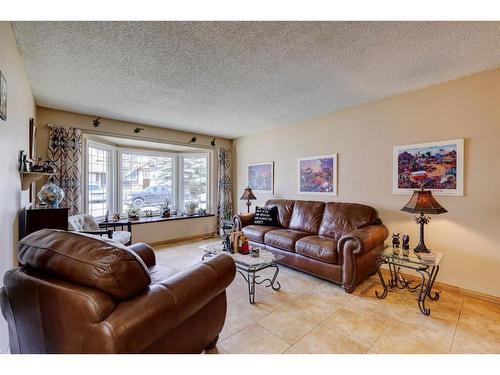 147 Strathcona Close Sw, Calgary, AB - Indoor Photo Showing Living Room