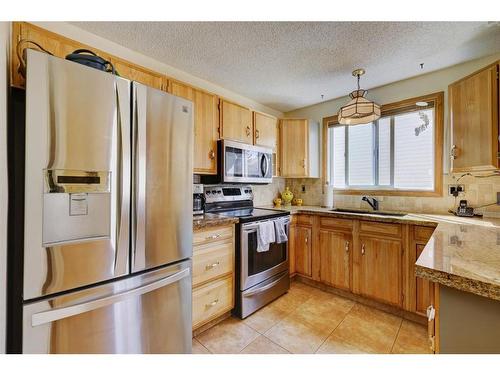147 Strathcona Close Sw, Calgary, AB - Indoor Photo Showing Kitchen