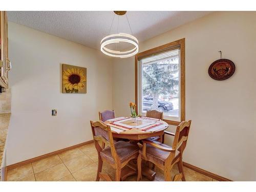 147 Strathcona Close Sw, Calgary, AB - Indoor Photo Showing Dining Room