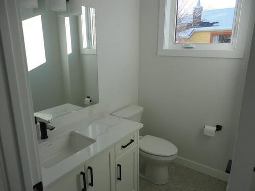 3800 Centre A Street Ne, Calgary, AB - Indoor Photo Showing Bathroom