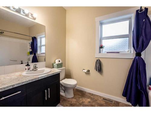 118 3 Avenue Se, High River, AB - Indoor Photo Showing Bathroom