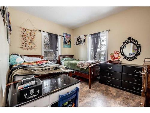 118 3 Avenue Se, High River, AB - Indoor Photo Showing Bedroom