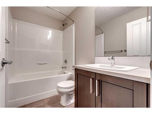 652 Copperpond Boulevard Se, Calgary, AB - Indoor Photo Showing Bathroom