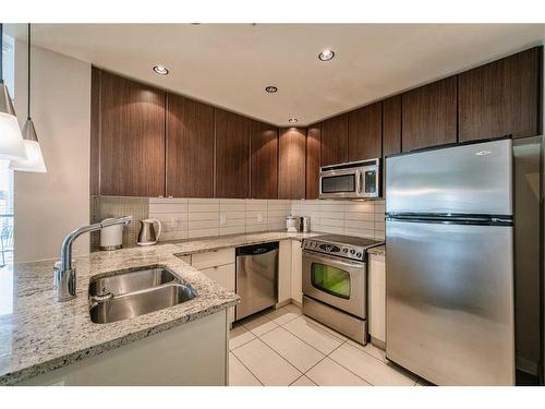 1706-788 12 Avenue Sw, Calgary, AB - Indoor Photo Showing Kitchen With Double Sink