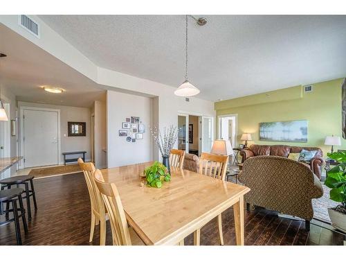 1706-788 12 Avenue Sw, Calgary, AB - Indoor Photo Showing Dining Room