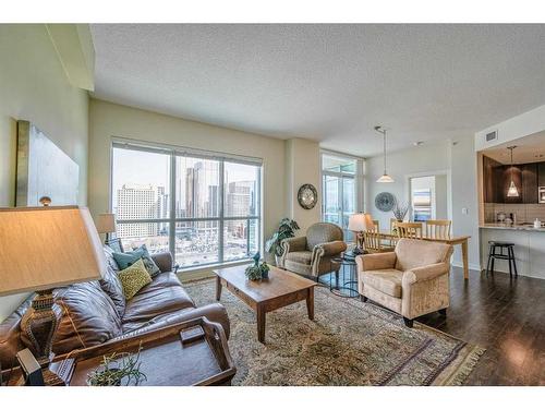 1706-788 12 Avenue Sw, Calgary, AB - Indoor Photo Showing Living Room