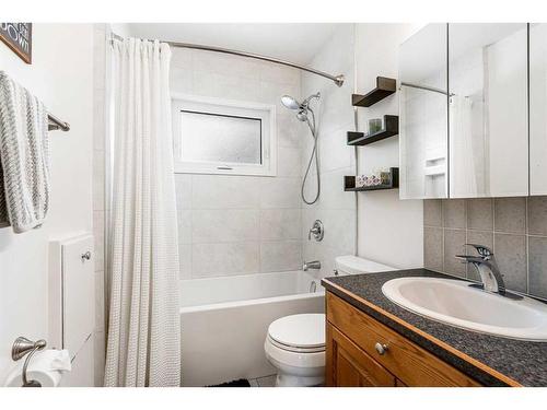 715 84 Avenue Sw, Calgary, AB - Indoor Photo Showing Bathroom