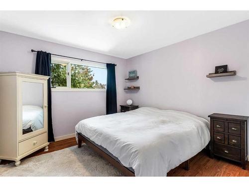 715 84 Avenue Sw, Calgary, AB - Indoor Photo Showing Bedroom