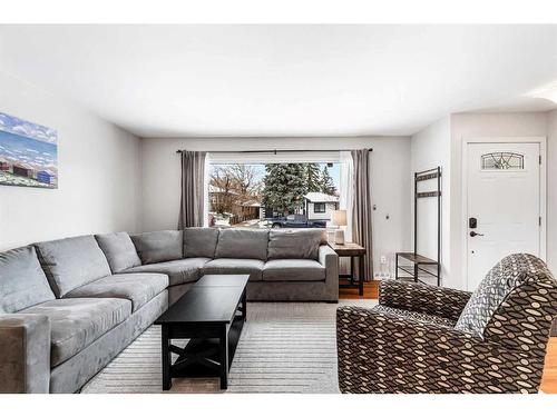 715 84 Avenue Sw, Calgary, AB - Indoor Photo Showing Living Room