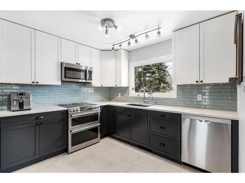 715 84 Avenue Sw, Calgary, AB - Indoor Photo Showing Kitchen