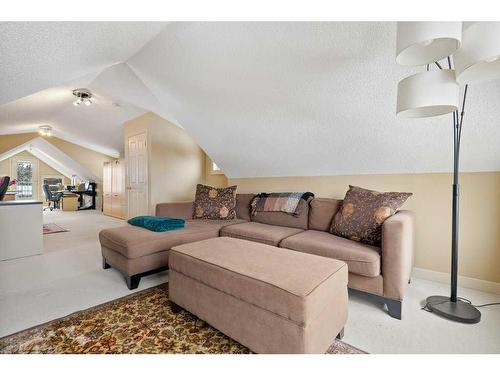 1425 26 Street Sw, Calgary, AB - Indoor Photo Showing Living Room