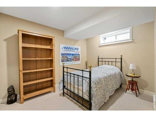 1425 26 Street Sw, Calgary, AB - Indoor Photo Showing Bedroom