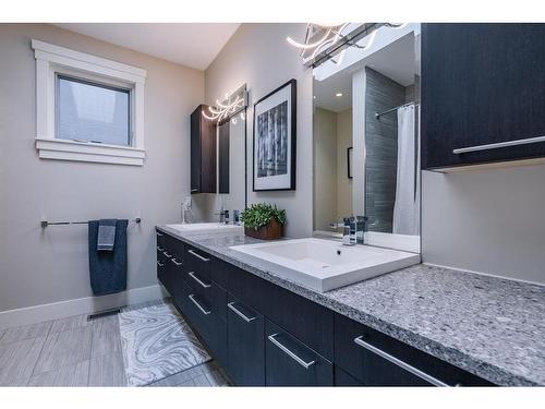 1624 Broadview Road Nw, Calgary, AB - Indoor Photo Showing Bathroom