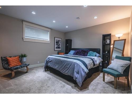 1624 Broadview Road Nw, Calgary, AB - Indoor Photo Showing Bedroom