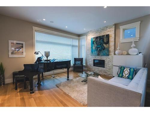 1624 Broadview Road Nw, Calgary, AB - Indoor With Fireplace