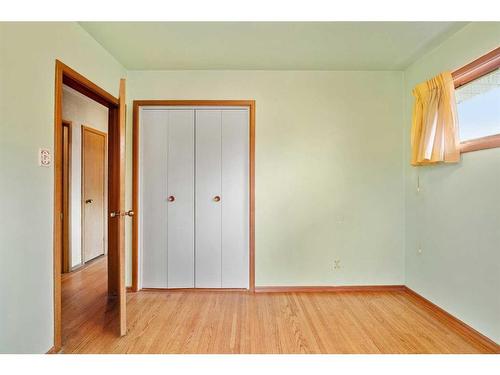 64 Chinook Drive Sw, Calgary, AB - Indoor Photo Showing Other Room