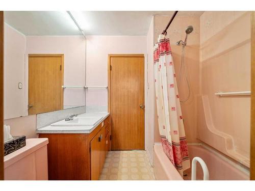 64 Chinook Drive Sw, Calgary, AB - Indoor Photo Showing Bathroom