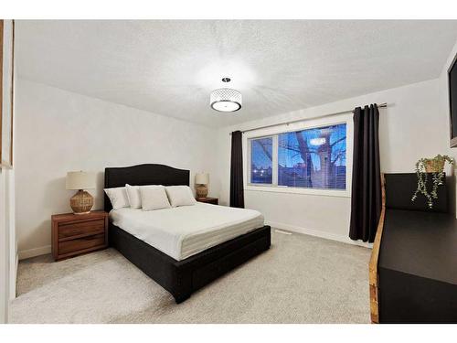 316 Ashley Crescent Se, Calgary, AB - Indoor Photo Showing Bedroom