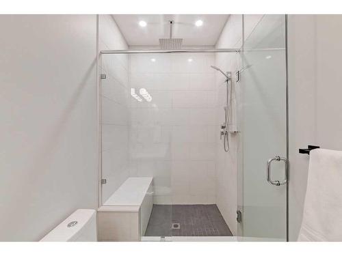 645 36 Street Sw, Calgary, AB - Indoor Photo Showing Bathroom