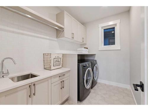 645 36 Street Sw, Calgary, AB - Indoor Photo Showing Laundry Room