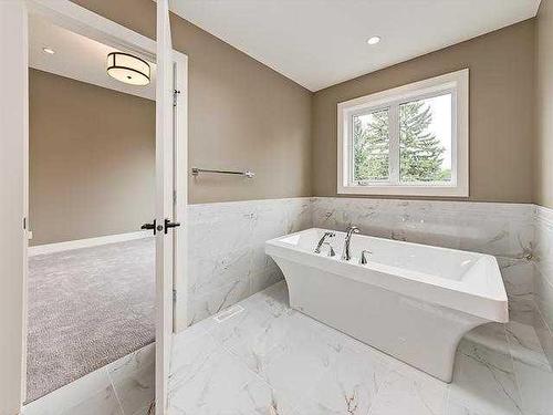 645 36 Street Sw, Calgary, AB - Indoor Photo Showing Bathroom