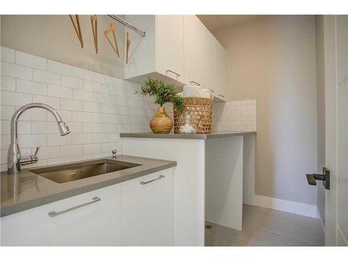 645 36 Street Sw, Calgary, AB - Indoor Photo Showing Kitchen