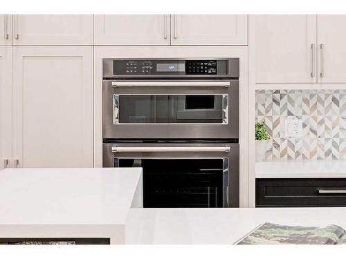 645 36 Street Sw, Calgary, AB - Indoor Photo Showing Kitchen