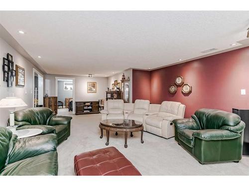 7136 Hunterwood Road Nw, Calgary, AB - Indoor Photo Showing Living Room