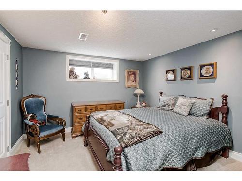 7136 Hunterwood Road Nw, Calgary, AB - Indoor Photo Showing Bedroom
