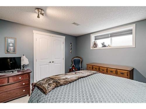 7136 Hunterwood Road Nw, Calgary, AB - Indoor Photo Showing Bedroom