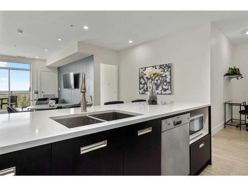 601-2505 17 Avenue Sw, Calgary, AB - Indoor Photo Showing Kitchen With Double Sink With Upgraded Kitchen