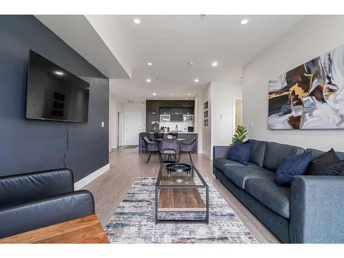 601-2505 17 Avenue Sw, Calgary, AB - Indoor Photo Showing Living Room