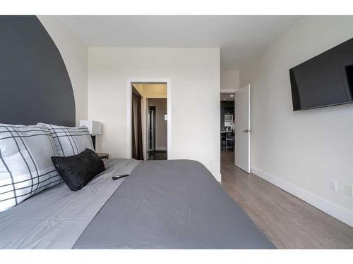 601-2505 17 Avenue Sw, Calgary, AB - Indoor Photo Showing Bedroom