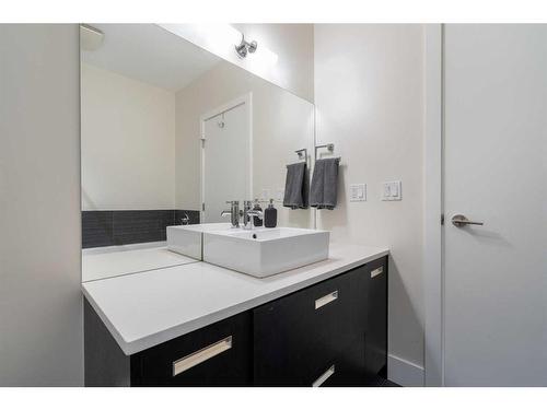601-2505 17 Avenue Sw, Calgary, AB - Indoor Photo Showing Bathroom