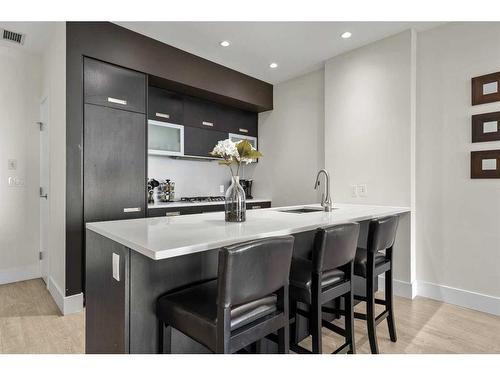 601-2505 17 Avenue Sw, Calgary, AB - Indoor Photo Showing Kitchen With Upgraded Kitchen