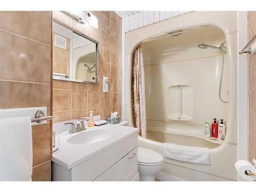 2822 40 Street Sw, Calgary, AB - Indoor Photo Showing Bathroom