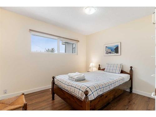 2822 40 Street Sw, Calgary, AB - Indoor Photo Showing Bedroom