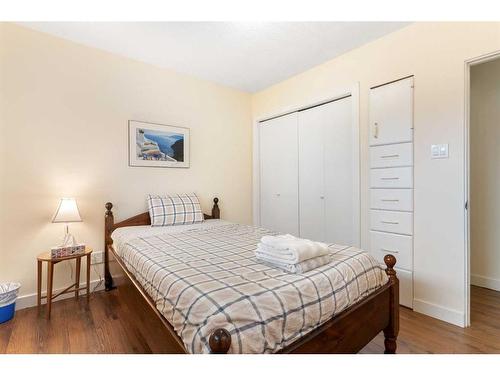 2822 40 Street Sw, Calgary, AB - Indoor Photo Showing Bedroom
