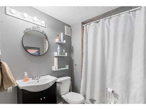 2822 40 Street Sw, Calgary, AB - Indoor Photo Showing Bathroom