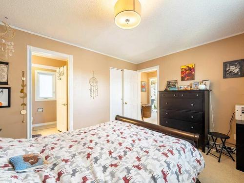 643 Midridge Drive Se, Calgary, AB - Indoor Photo Showing Bedroom