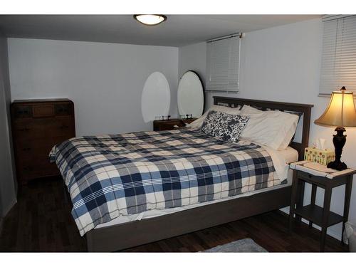 313 2 Avenue Ne, Calgary, AB - Indoor Photo Showing Bedroom