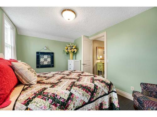1427 2A Street Nw, Calgary, AB - Indoor Photo Showing Bedroom