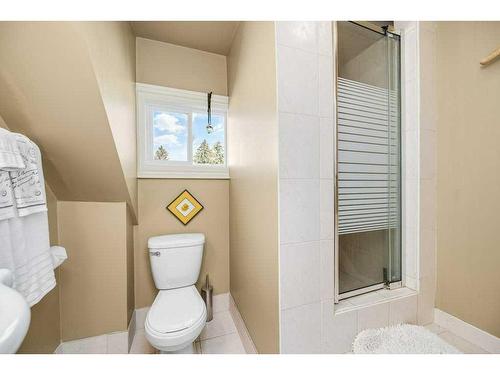1427 2A Street Nw, Calgary, AB - Indoor Photo Showing Bathroom