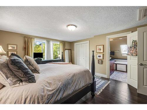 1427 2A Street Nw, Calgary, AB - Indoor Photo Showing Bedroom