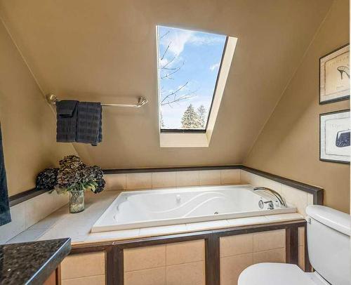 1427 2A Street Nw, Calgary, AB - Indoor Photo Showing Bathroom